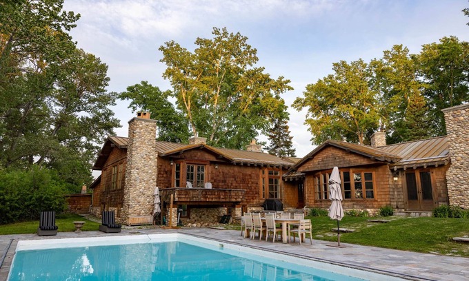 Calgary Otro | Experience Rustic Luxury at a Working Cattle Ranch