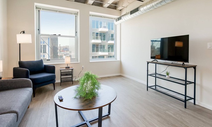 Crossroads Arts District Condominio | Experience Serenity in an Elegant Accommodation with a Heavenly Rooftop Haven 31