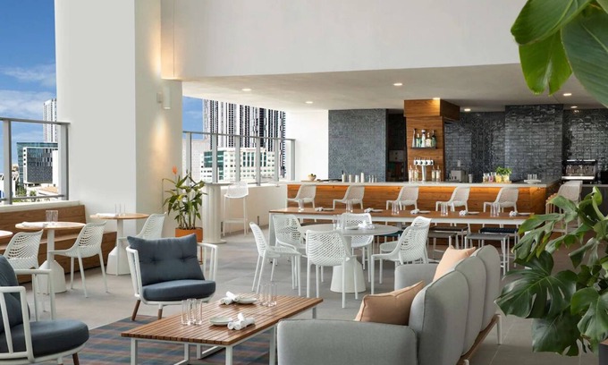 Downtown Miami Hotel | Experience Sunset Happy Hours & Beach Perks at Our Comforting Condo - 4 Units
