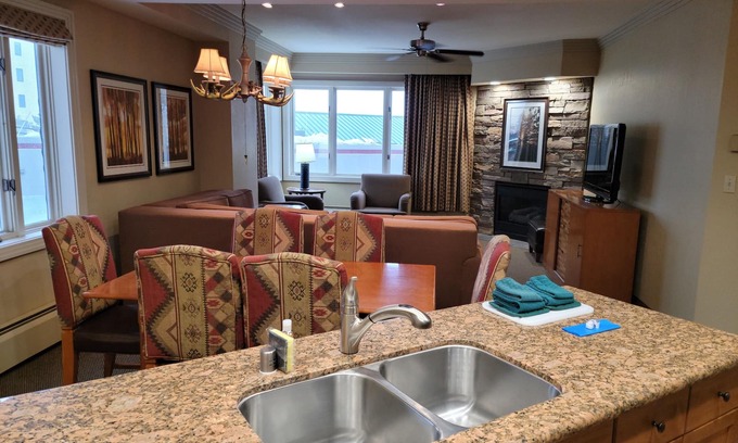Tahoe Village Complejo | Experience Tahoe's Ski Scene at Holiday Inn Club Vacations Tahoe Ridge Resort