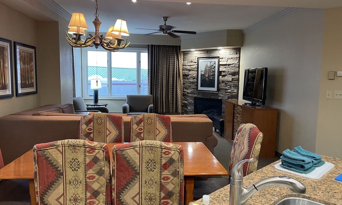 Tahoe Village Complejo | Experience Tahoe's Ski Scene at Holiday Inn Club Vacations Tahoe Ridge Resort