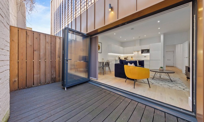 Canbury Apartamento | Experience the ambience and comfort of home for as long as you like.