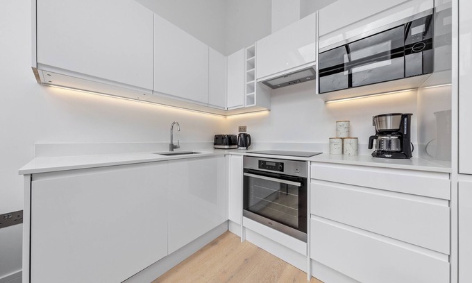 Canbury Apartamento | Experience the ambience and comfort of home for as long as you like.