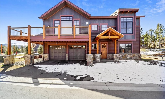Baldy Mountain Casa | Experience the charm of Cocoa Cabin, a spacious retreat with stunning views & luxurious amenities.