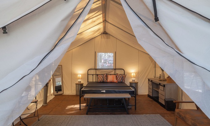 Heiskell Alquiler De RV | Experience the perfect blend of camping at the Rocky Top Retreat Glamping Tent.