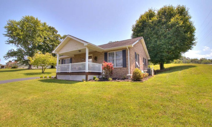 Kingsport Casa | Experience the serenity of a peaceful neighborhood and the excitement of the city .