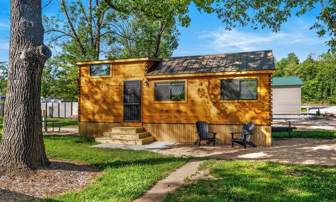 Branson Cabina | Experience the timeless charm of the Pinecrest Cabin, a delightful twist on the classic cabin style. Step inside and be greeted by the warm and rustic log cabin ambiance that will transport you to the heart of Branson, MO.