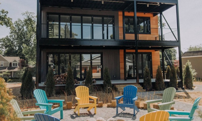 Benton Harbor Casa | Experience the Ultimate in Luxury Living at the Hill House