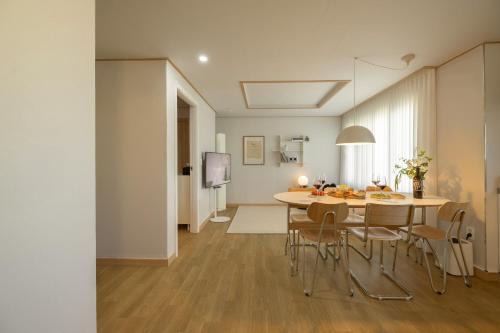 Gwanghui-dong Apartamento | Experience the vibrant city of Seoul at our stylish stay o-nol