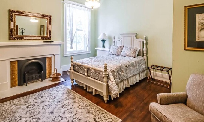 Tazewell Casa | Experience the vibrant Nelle May Room at the historic Litz Mansion in Tazewell, VA