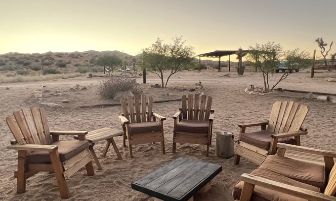 Pioneertown Casa | Experimente el rancho material Victorian-West @Riot