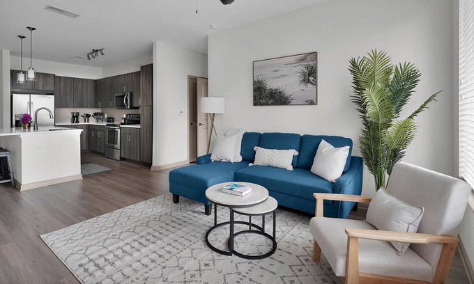 Deerwood Apartamento | Experience tranquility and convenience at our delightful suburban retreat in Jacksonville