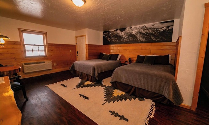Dubois Cabina | Experience Tranquility in a Premium Double Queen Room Overlooking the River and Stunning Mountain Vistas