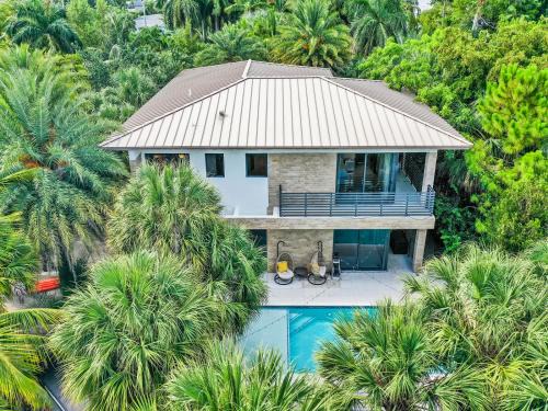 Northeast Miami Villa | Experience Warmth & Comfort in our Stylish Balinese Waterfront Home