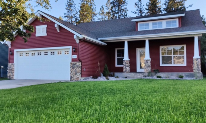 Post Falls Casa | Experience Your Comfy Home Base Getaway - NEW TESLA/EV CHARGER. 5-6 star