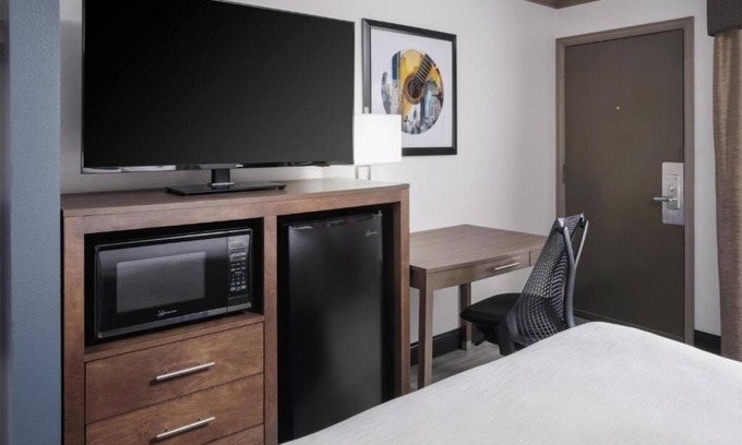 Greater South River City Hotel | Explore Austin’s Attractions Easily w/a Quiet Travis Heights Room Stay