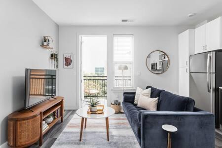 Cole-Noble District Apartamento | Explore CozySuites Indy from an Urban Oasis in Market East
