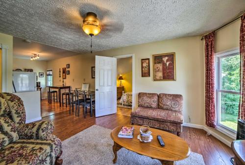 Geneva-on-the-Lake Apartamento | Explore Lake Erie and Strip From Quaint Apartment!