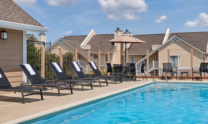 Middleburg Heights Casa | Explore Middleburg Heights! 3 Contemporary Units! Pets Allowed, FREE Parking!