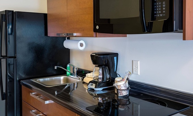 Wixom Hotel | Explore Nearby Parks from 2 Rooms with Full Kitchen Near Lyon Oaks County Park