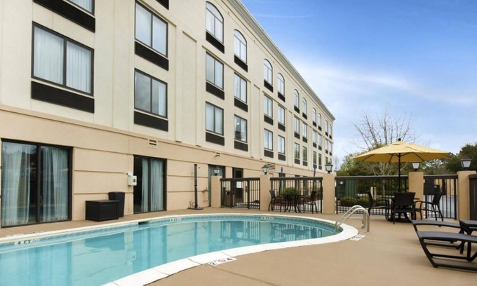 Savannah Casa | Explore Orlando Vineland Premium Outlets! 3 Comfortable Units, Free Parking