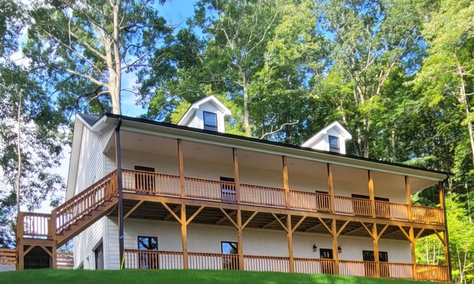 Burnsville Casa | Explore our Modern 4BR—stylish, pet-friendly, and perfect for comfortable travel