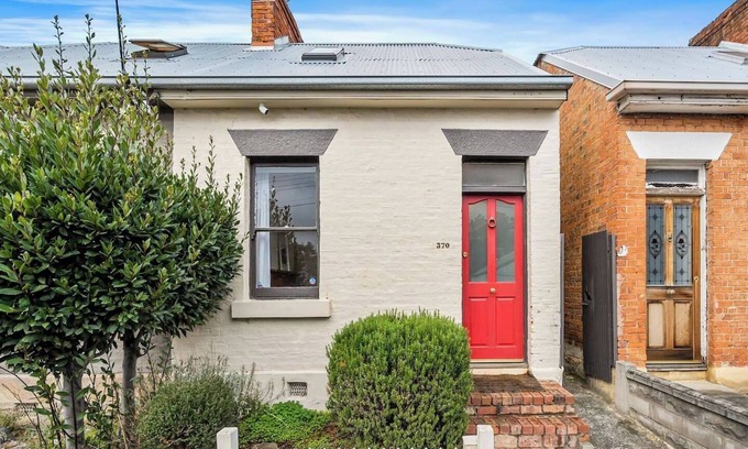 Hobart Central Business District Cabaña | Explore South Hobart Village from an 1855 Cottage
