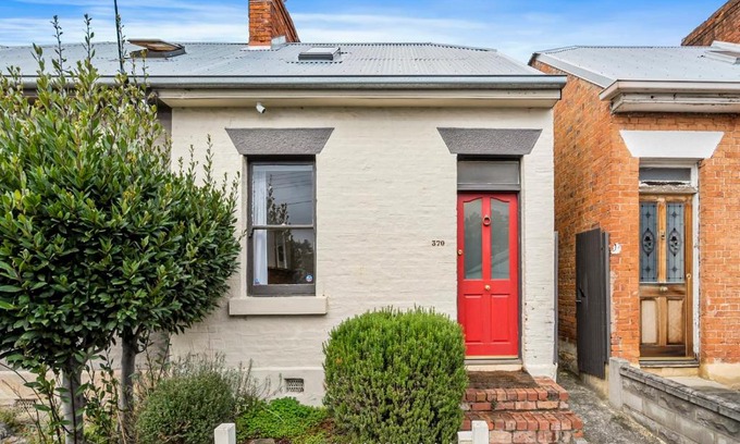 Hobart Central Business District Casa | Explore South Hobart Village from an 1855 Cottage