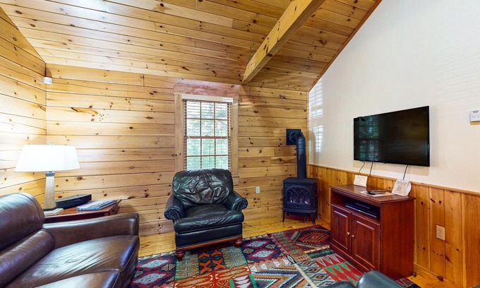 Northport Cabina | Explore the outdoors from this cozy cabin w/firepit, kitchen, and more