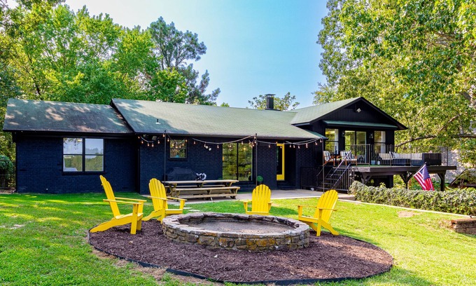 Springdale Casa | Explore the Yellow Door * Beaver Lake View Home