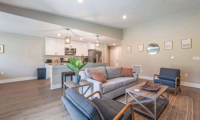 Acme Condominio | Explore Traverse City! Pet-Friendly Condo Getaway