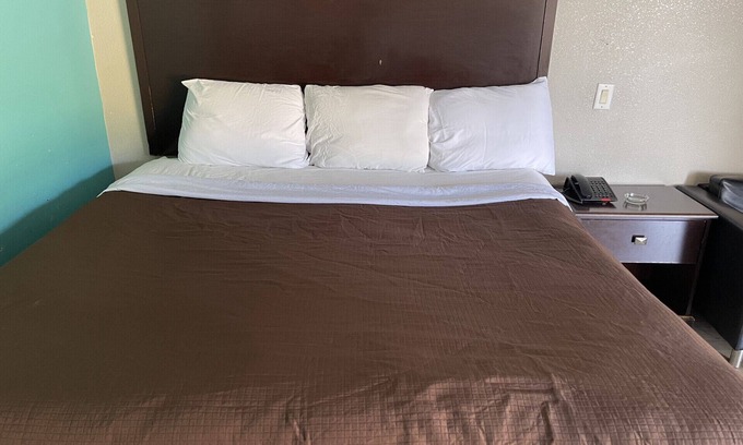 West Memphis Hotel | Express Inn West Memphis
