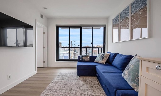 Crescent Heights Apartamento | Exquisite 2BR Condo Near Downtown With Free Parking