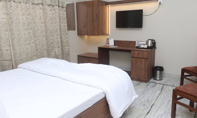 Varanasi Apartamento | Exquisite 3-bedroom House with WiFi, AC in serene Varanasi