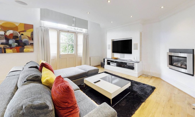 Belsize Apartamento | Exquisite 3 BR Maisonette With a Balcony