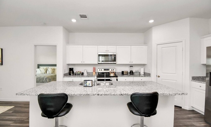 Katy Casa | Exquisite 4-Bedroom Home in Katy with pool access