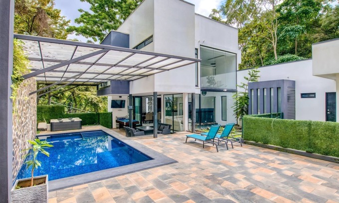 Escazú Casa | Exquisite 7-Bedroom Mansion in Escazú featuring Heated Pool, Jacuzzi, & Full AC.