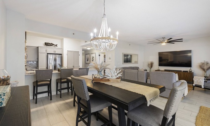 Four Mile Village Condominio | Exquisite Condo - Steps to the Beach - Tops'l Tides 609