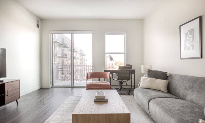 Elmhurst Apartamento | Exquisite Elmhurst 1BR w/ Lounge, Pool & Gym nr Metra, by Blueground
