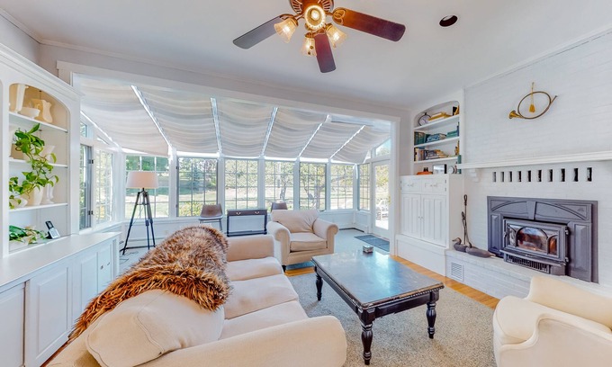 Mid-Coast and Islands Casa | Exquisite farm with firepit, patio, fast WiFi, & washer/dryer