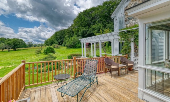 Williamstown Casa | Exquisite home with deck, full kitchen, seclusion, full kitchen & W/D