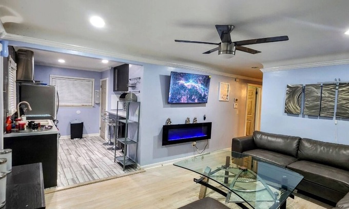 Westland Casa | Exquisite Home with unique decor and furnishing -10 mins from airport