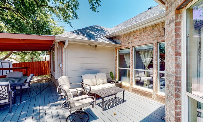 Midlothian Casa | Exquisite home with pool, patio, enclosed yard, full kitchen, central AC & W/D