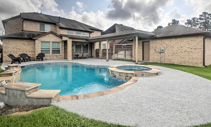 Katy Casa | Exquisite Katy Retreat w/ Yard + Theater Room!