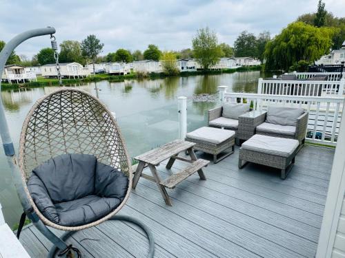 South Cerney Casa | Exquisite Lake lodge in Hoburne Holiday Resort - Valentino Rose Lodge