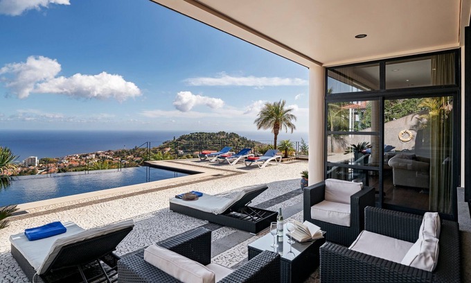 Santo Antonio Villa | Exquisita Villa Madeira | Villa Funchal Luz | 5 habitaciones | Piscina climatizada | Vistas al mar |