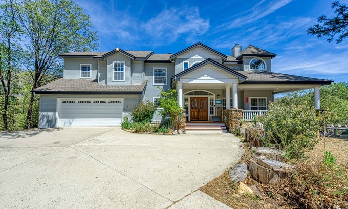Cascadel Woods Casa | Exquisite mountain home, dog-friendly, fireplace, & washer/dryer