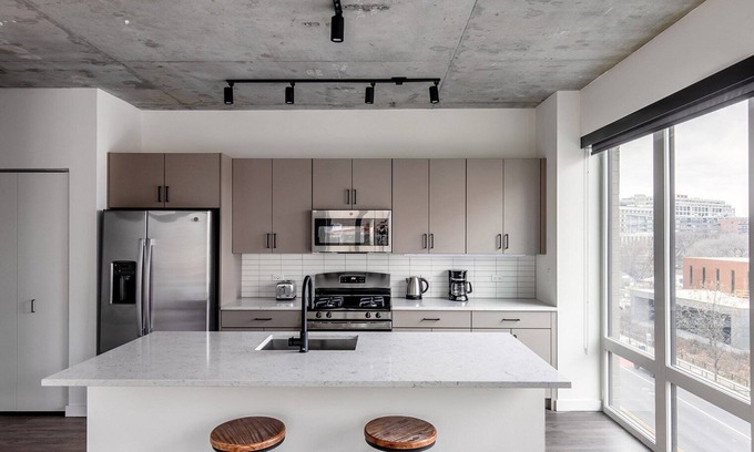 Killgubbin Apartamento | Exquisite River North 1BR w/ Terrace, Fire Pits & Grills, by Blueground