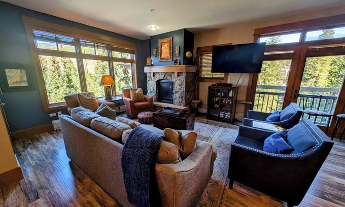 River Run Condominio | Timbers es un lujoso condominio de ski-out para esquiar en River Run Village. Este condominio de 3 dormitorios tiene mucho espacio para dormir 12, una cocina de alto nivel y una sala de estar y dormitorios bellamente decorados. Disfrute de una copa de ...