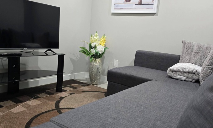 Evanston Apartamento | Exquisite Studio close to Airport and amenities!